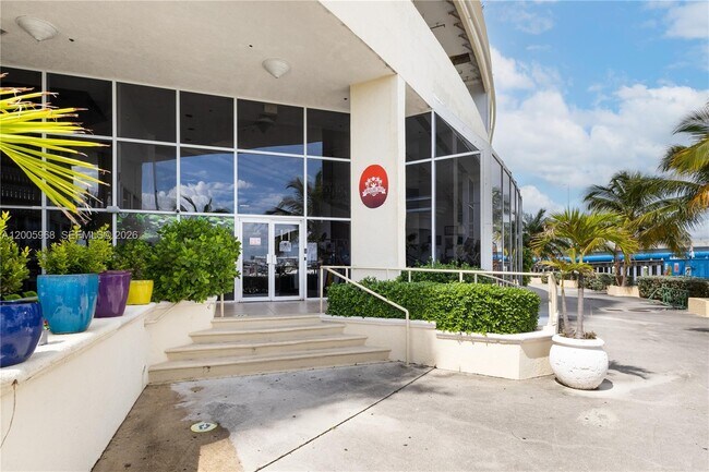 Building Photo - 7601 E Treasure Dr