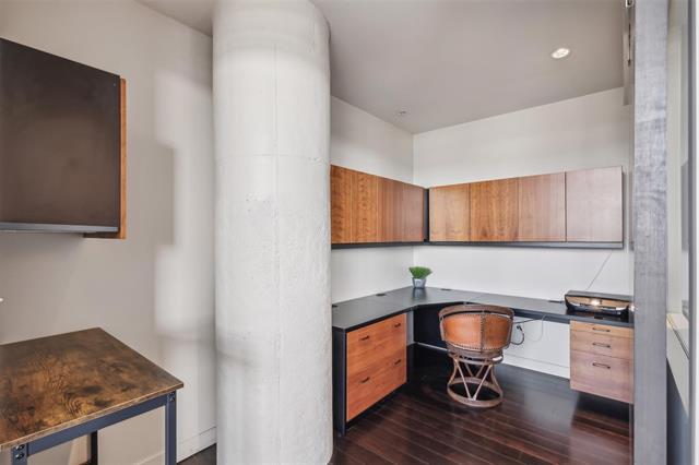 Building Photo - 2600 W 7th St