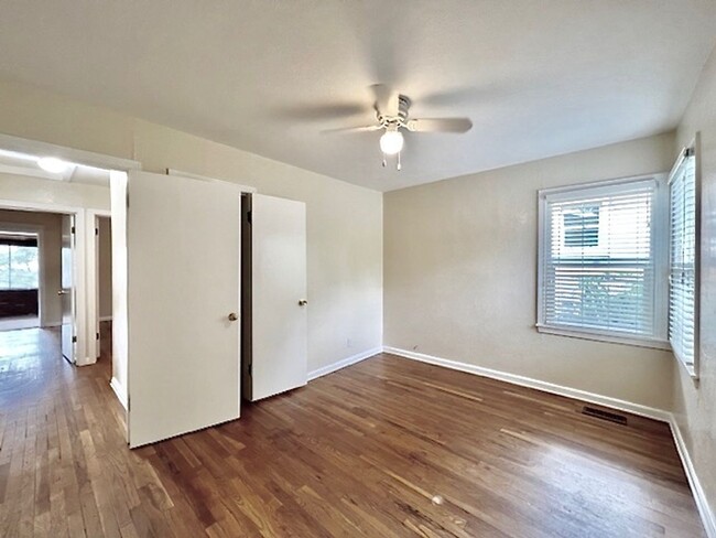 Building Photo - ADORABLE TWO BED IN HILLSIDE NEIGHBORHOOD!