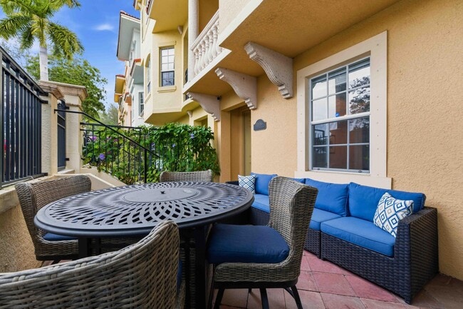 Building Photo - 11850 Valencia Gardens Ave