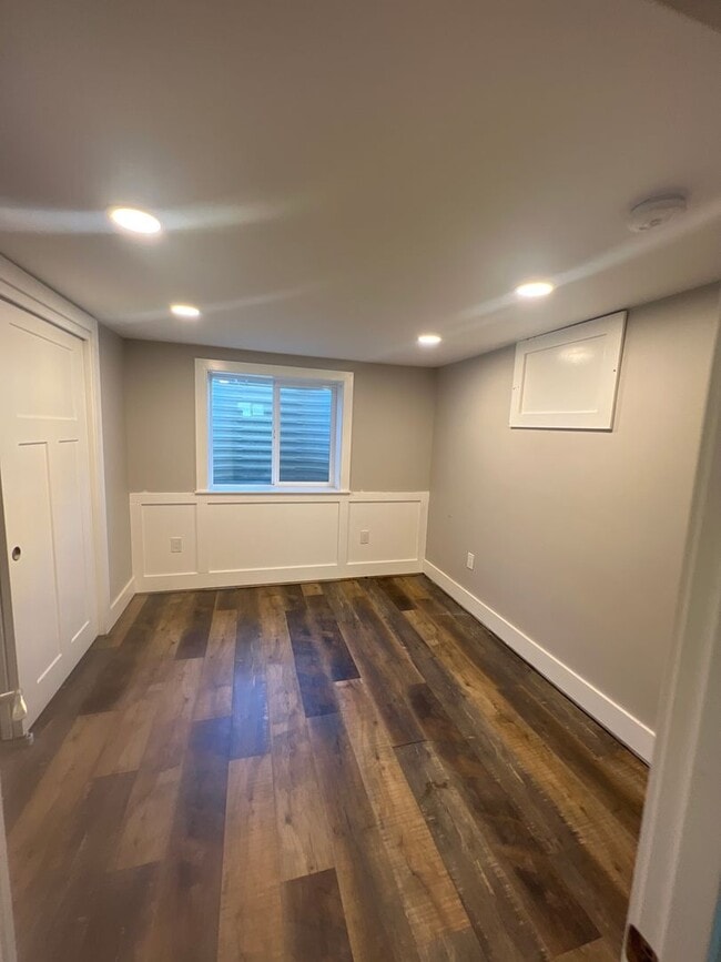 Building Photo - Charming Two bedroom Home