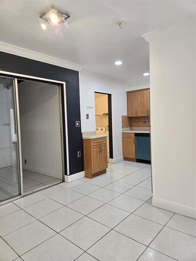 Building Photo - 2606 Alcazar Dr