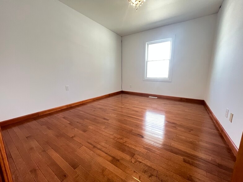 Building Photo - 2507 Sheridan Dr