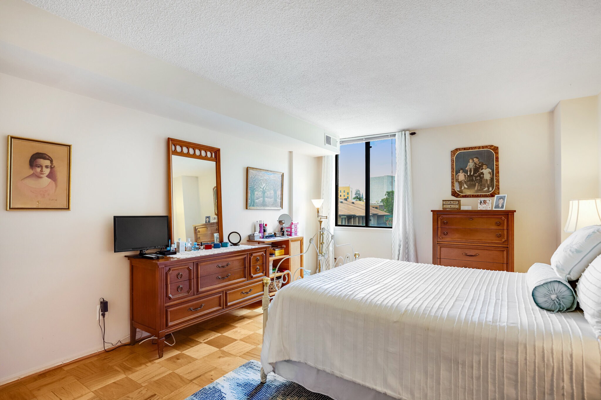Spacious bedroom - 118 Monroe St