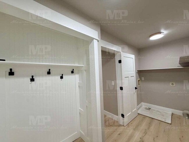 Building Photo - 724 Ponderosa Dr