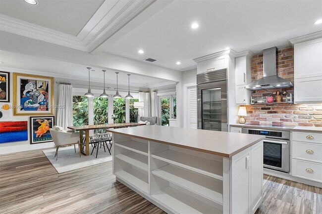 Building Photo - 700 Vilabella Ave