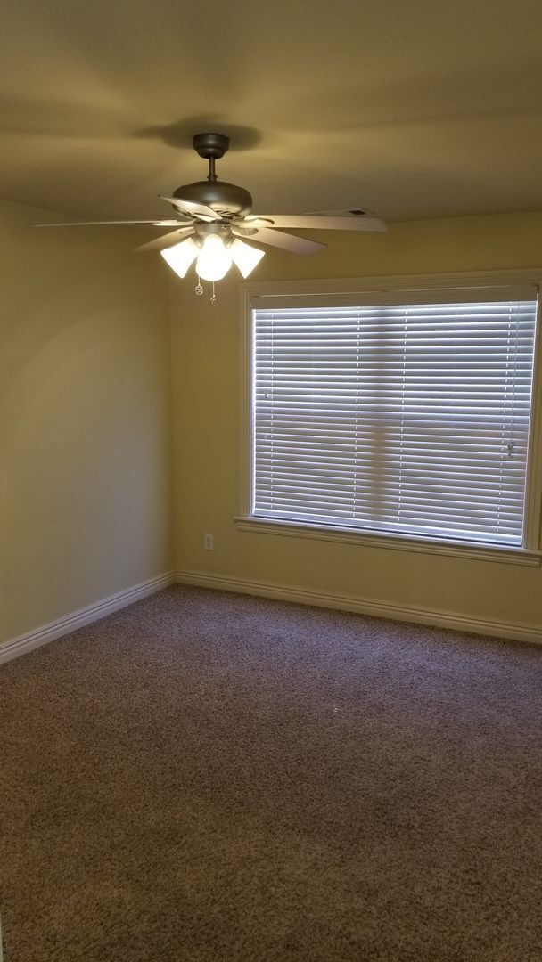 Building Photo - 4 bed 2.5 bath townhome with 2 car garage