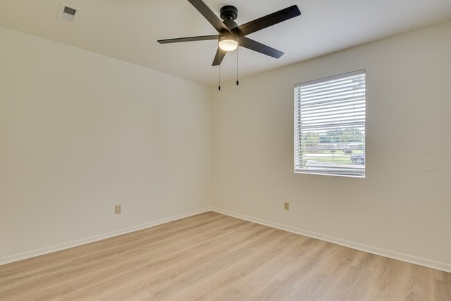 Building Photo - 4315 Parkwood Dr