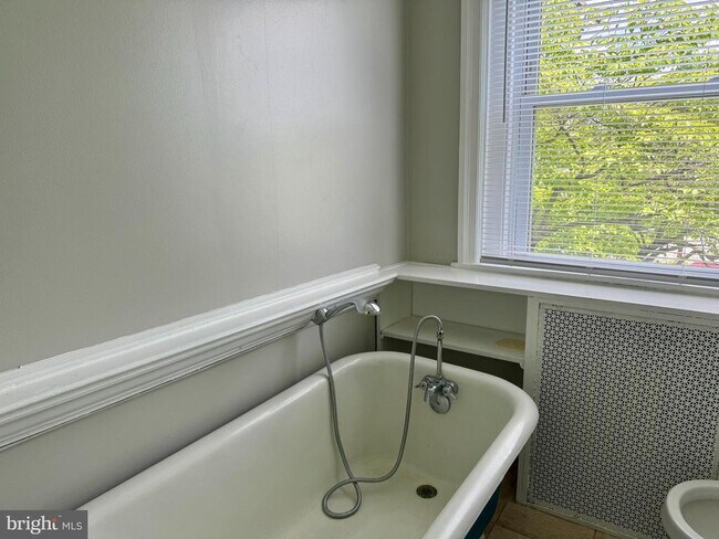 Building Photo - 7848 Montgomery Ave