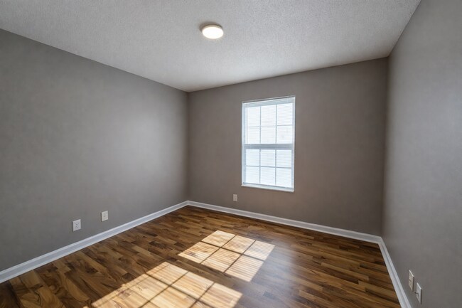 Building Photo - $1795 - 3 Beds 2 Baths + Bonus Room