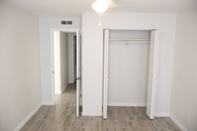 Building Photo - 1 bed / 1 bath condo with a bonus den - Co...