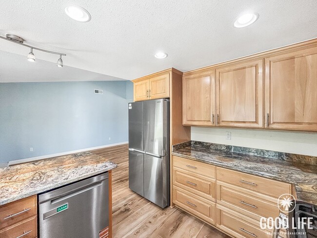 Building Photo - Beautiful 3BD/2BA w/ A/C, In-Unit Laundry, and 2-Car Attached Garage in San Carlos!