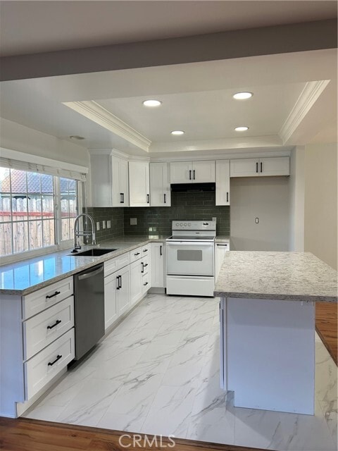 Building Photo - 5610 Elsinore Ave