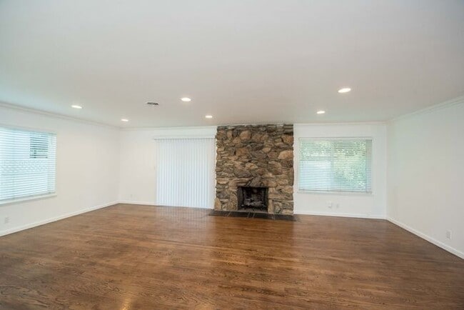 Building Photo - Newly Remodeled Single Family Home