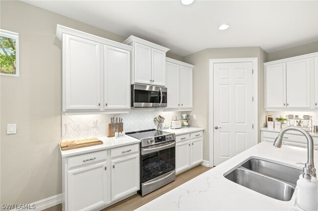 Building Photo - 14546 Tropical Dr