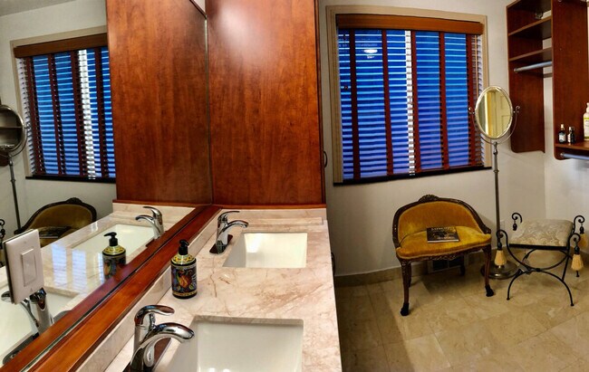 Building Photo - 4028 Beach Dr SW