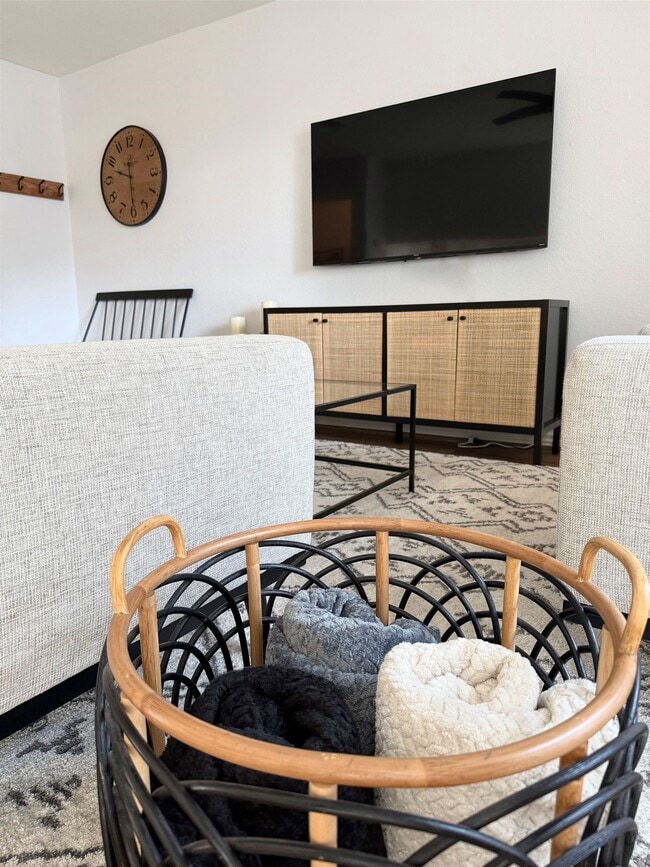 Building Photo - 307 Out Yonder