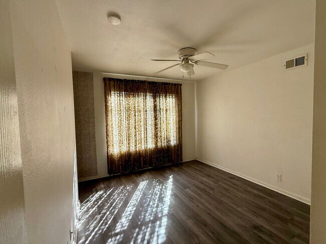 Building Photo - 726 Shawnee Ln