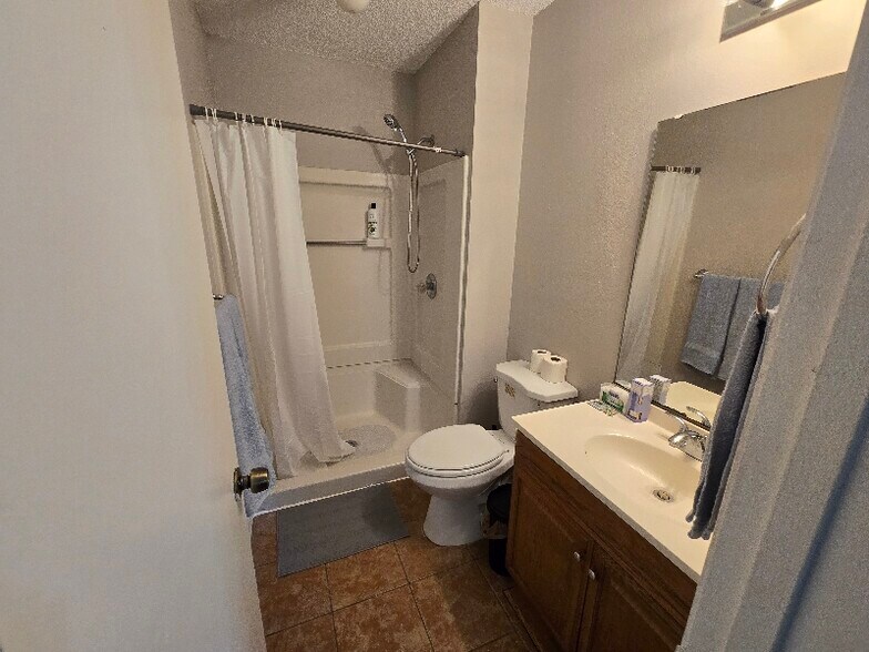 Building Photo - 2325 Parrot Ln