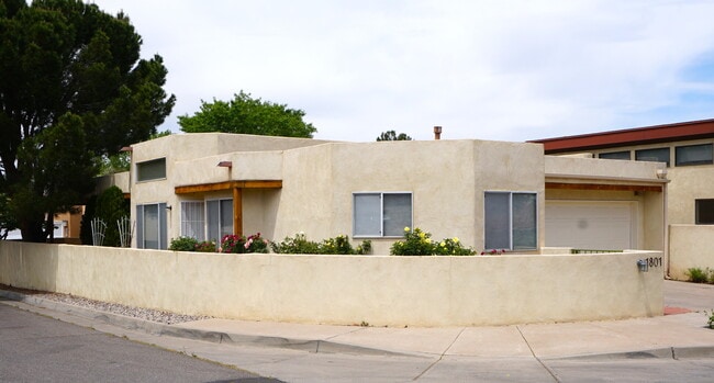 Building Photo - Move In Ready Near UNM and Nob Hill!! This won't last long!