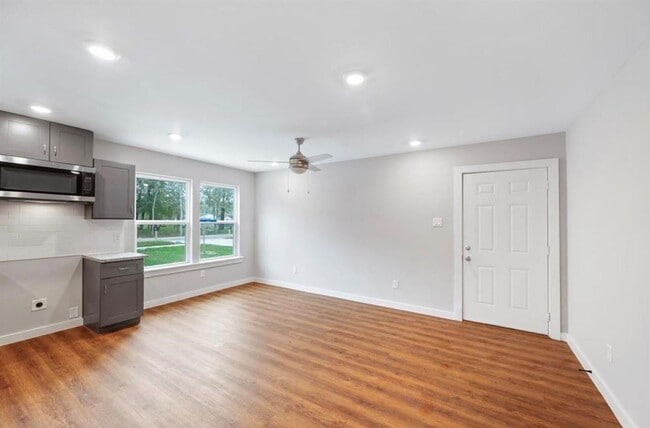 Building Photo - For Lease | 3 Bed, 2 Bath | 1,106 Sq Ft | East Way Manor |