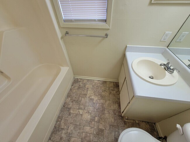 Building Photo - 1-bed, 1-bath unit in Bryan, great locatio...