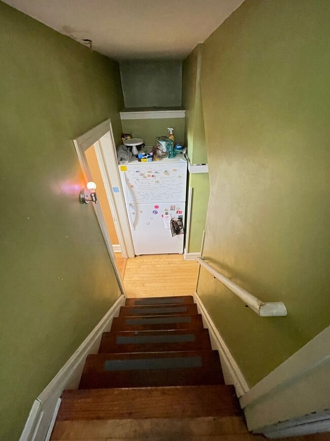 Building Photo - AVAILABLE JUNE - Spacious 6 Bed 1.5 Bath Home near Campus