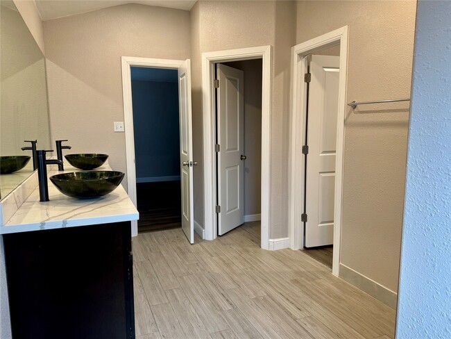 Building Photo - 9431 Water Edge Point Ln