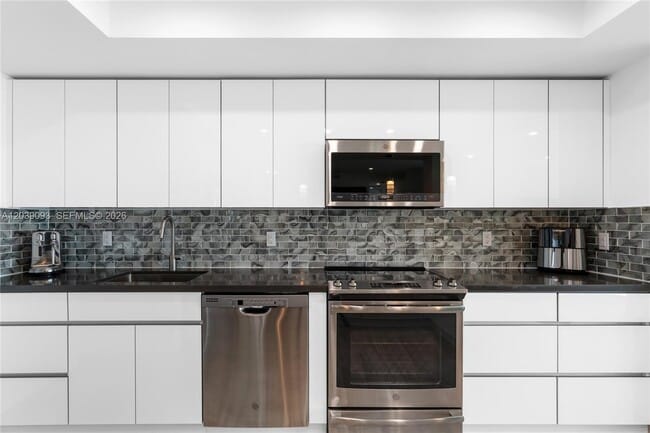 Building Photo - 5055 Collins Ave