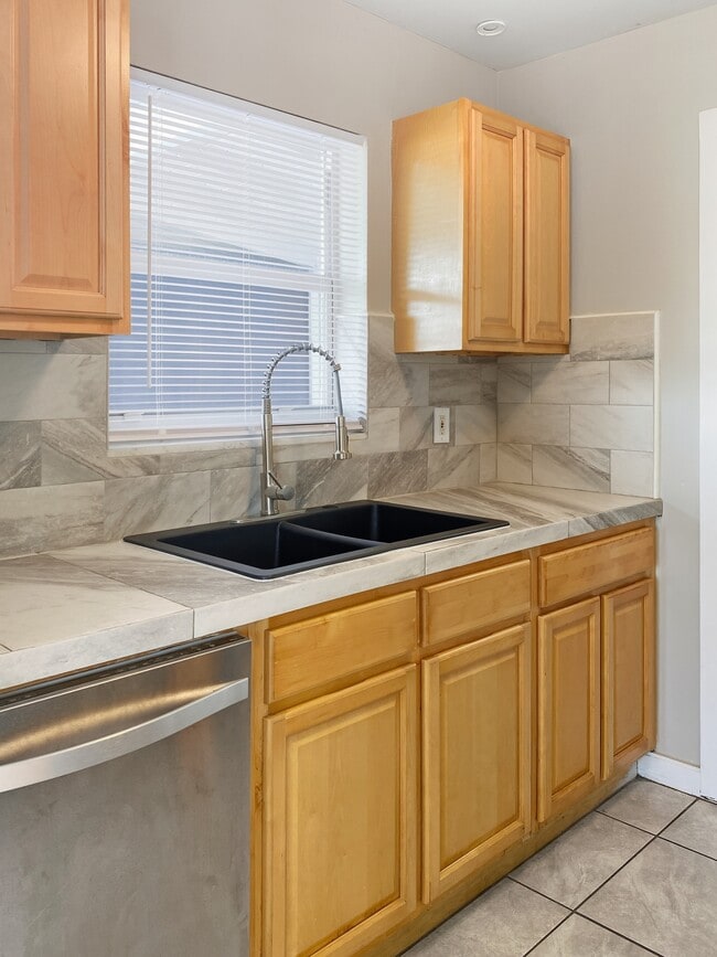 Building Photo - 2901 Garden Terrace NE