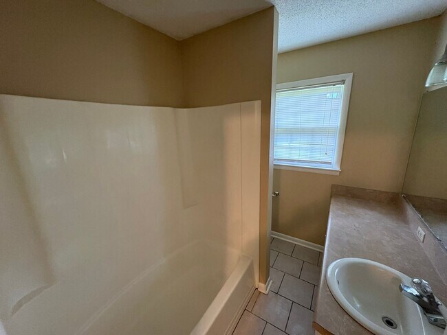 Building Photo - 107 Teressa Dr