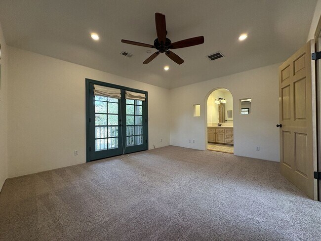 Building Photo - Spacious and Inviting 3-Bedroom, 2.5-Bath Townhome in the Heart of Menlo Park