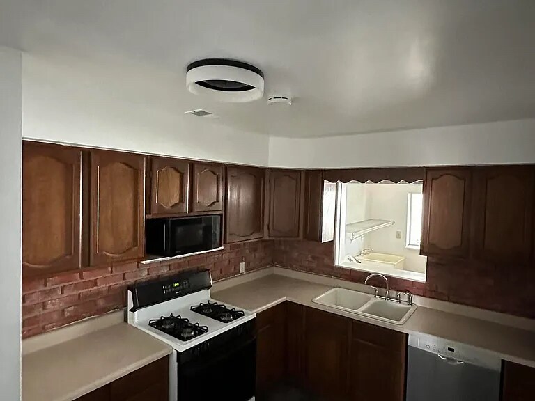 Building Photo - 2102 W Minnezona Ave