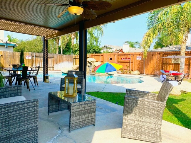 Building Photo - Best Deal in SW Bakersfield. Fully furnished home with a Pool