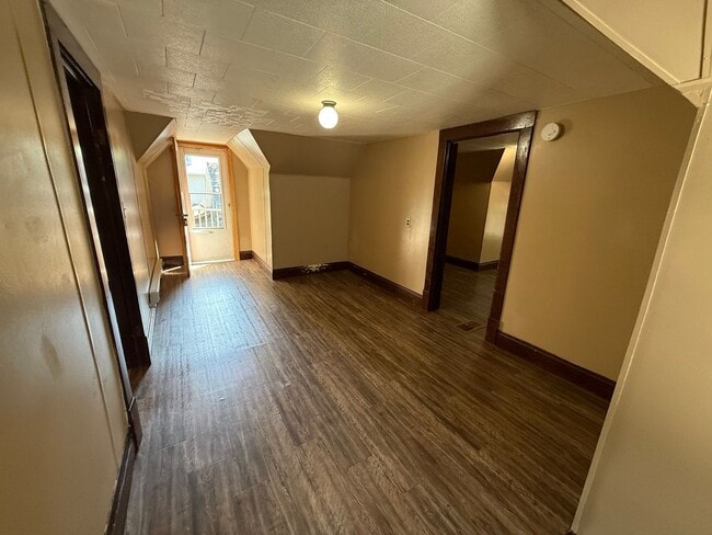 Building Photo - 721 E Kemp Ave