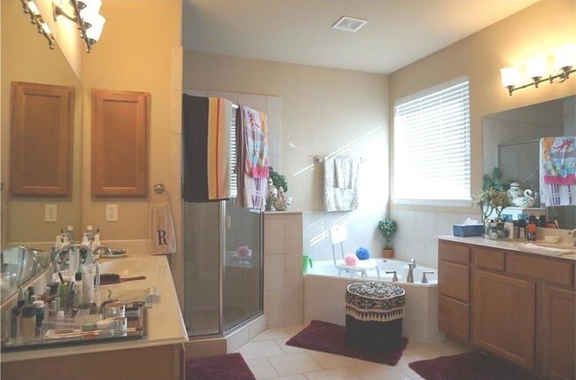 Building Photo - 1019 Amesbury Dr