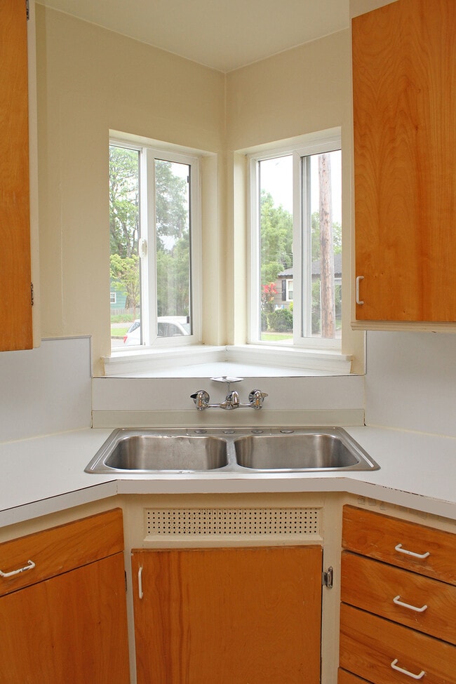 Building Photo - 8723 SE Taylor St