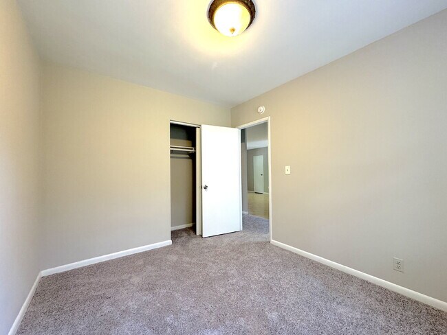 Building Photo - Welcome to this well-maintained top-floor condominium
