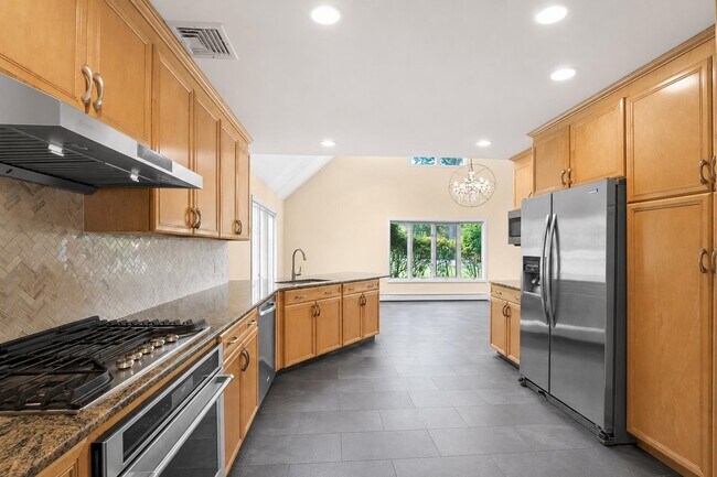 Building Photo - 926 Norgate Dr