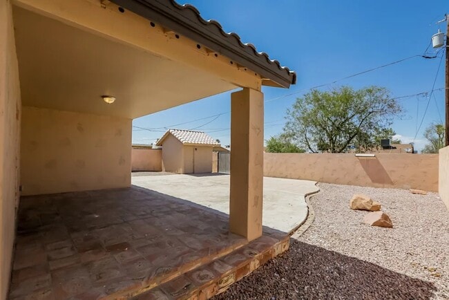 Building Photo - 816 E Ardmore Rd