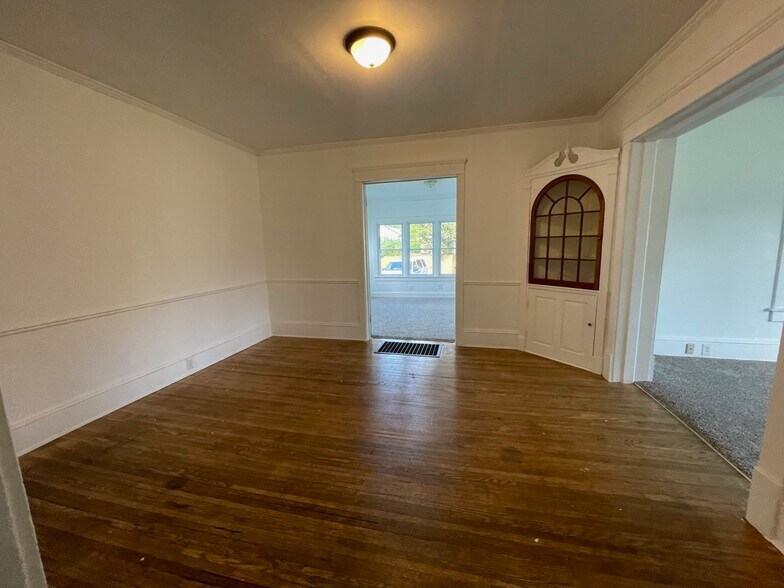 Building Photo - 593 Maple St