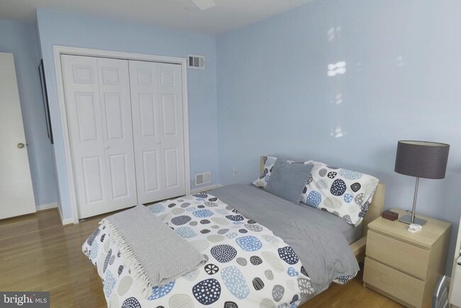 Building Photo - 10277 Gainsborough Rd