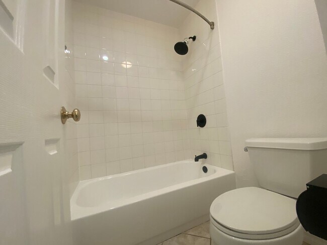 Building Photo - Charming 2 Bed, 2 Bath Carlsbad Condo