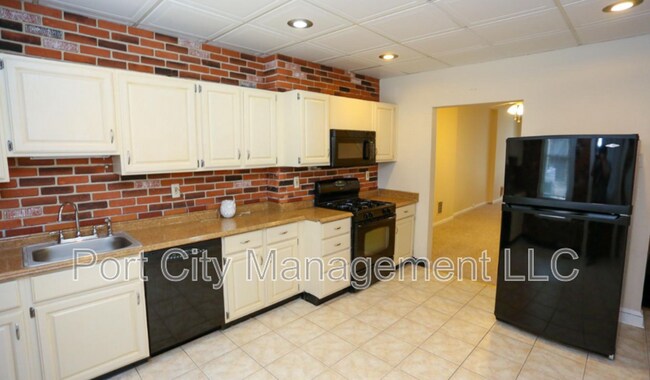 Building Photo - 715 S Linwood Ave