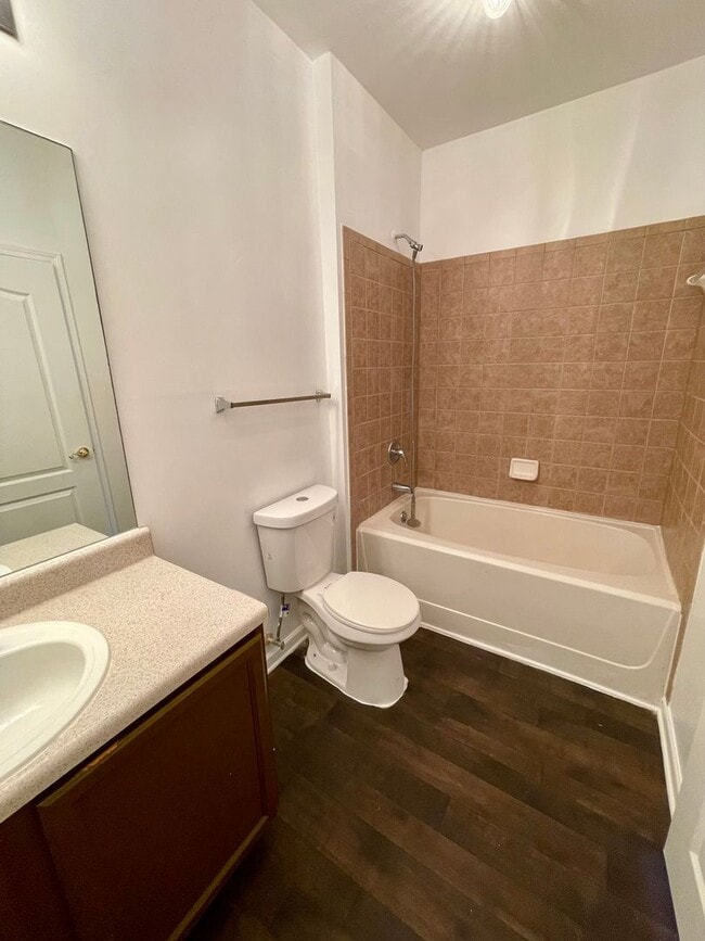 Building Photo - Newly Renovated 3 Bedroom Condo at a GREAT Price!