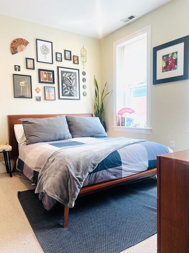 Building Photo - Columbia Heights Penthouse Condo | 1 Bed | 1 Bath | 600 Sf