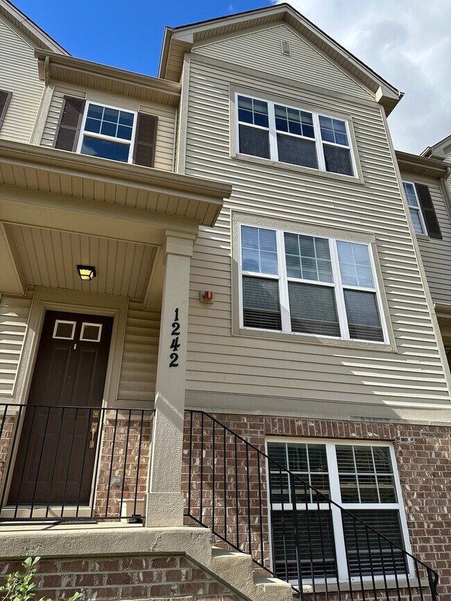 Building Photo - 1242 Evergreen Ave