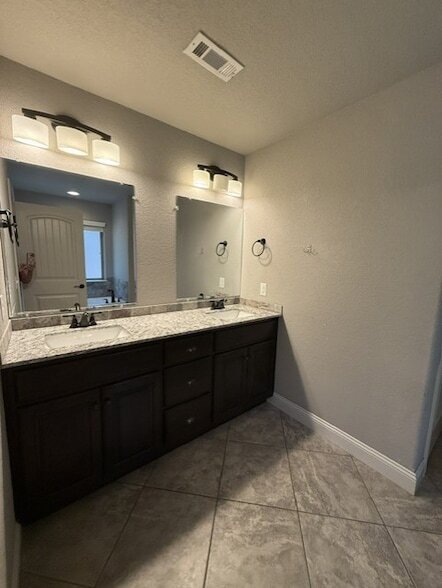 Building Photo - 5 Knighton Dr
