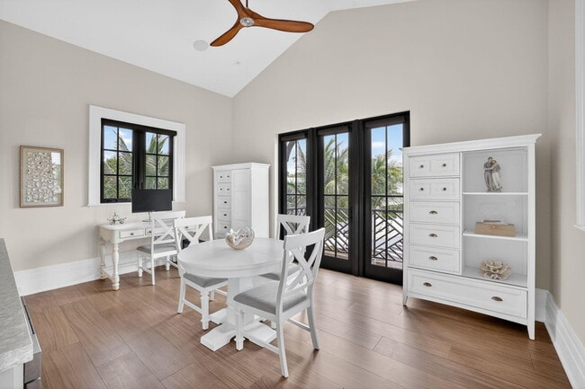 Building Photo - 400 Mola Ave