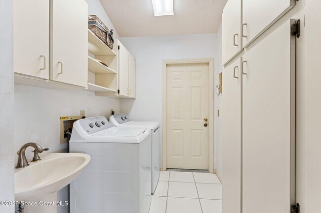 Building Photo - 662 Rossmoor Cir